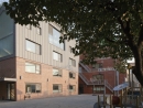 Schulhof mit Gebäude 2 (Foto von http://www.zabel-partner.com)